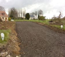Voilà chemin d'accès terminé, maintenant on attend l'implantation de la maison et les premiers coups de pelles ...