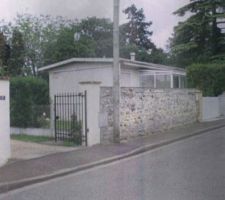 Photo du terrain avant d&eacute;molition du mur d'acc&egrave;s au terrain