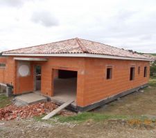 Une vue globale des côtés EST (entrée et garage) et NORD