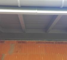 Deuxième couche de peinture sur les avants toits