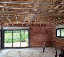 Préparation du plafond avant la finition de la toiture
