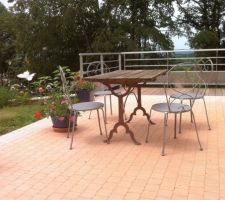 Chaises de terrasse reçues, y'a plus qu'a peindre le piètement de la table dans le même gris