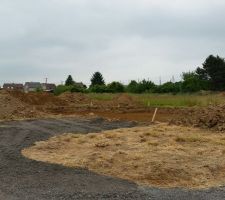Le 15/06/2015 après plusieurs mois de démarches administratives, le terrassement des fondations débute enfin
