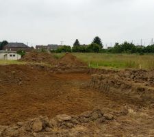 Le 15/06/2015 après plusieurs mois de démarches administratives, le terrassement des fondations débute enfin