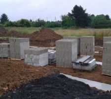Le 24/06/2015 début de la maçonnerie des murs du vide sanitaire de 0,75m avec terrasse attenante de 4x7m.