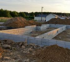 Le 24/06/2015 début de la maçonnerie des murs du vide sanitaire de 0,75m avec terrasse attenante de 4x7m.