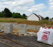 Le 24/06/2015 d&eacute;but de la ma&ccedil;onnerie des murs du vide sanitaire de 0,75m avec terrasse attenante de 4x7m.