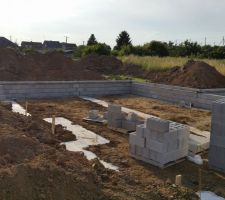 Le 24/06/2015 d&eacute;but de la ma&ccedil;onnerie des murs du vide sanitaire de 0,75m avec terrasse attenante de 4x7m.