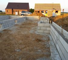 Le 24/06/2015 début de la maçonnerie des murs du vide sanitaire de 0,75m avec terrasse attenante de 4x7m.