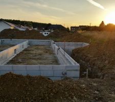 Le 24/06/2015 début de la maçonnerie des murs du vide sanitaire de 0,75m avec terrasse attenante de 4x7m.