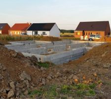Le 24/06/2015 début de la maçonnerie des murs du vide sanitaire de 0,75m avec terrasse attenante de 4x7m.