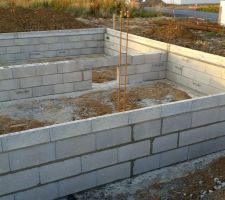 Le 24/06/2015 début de la maçonnerie des murs du vide sanitaire de 0,75m avec terrasse attenante de 4x7m.