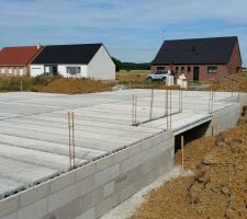 Le 29/06/2015 pose des poutrelles (importées du Luxembourg)