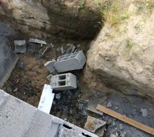 Mur de fa&ccedil;ade d&eacute;mont&eacute; et parpaings cass&eacute;s