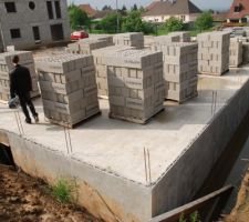 Les parpaings sont arriv&eacute;s pour d&eacute;marrer le rez-de-chauss&eacute;e