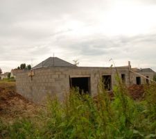 Après avoir coulé la dalle de l'étage.
Vue depuis un coin de notre jardin.