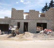 Fa&ccedil;ade c&ocirc;t&eacute; rue