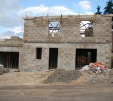 Fa&ccedil;ade c&ocirc;t&eacute; rue