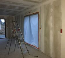 Fin du ponçage et protection des menuiseries