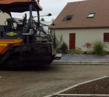 Notre lotissement sur le point d'&ecirc;tre goudronn&eacute;e; la b&ecirc;te est presque aussi haute que la maison
