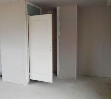 Après le ravalement fait en fevrier enfin le placo en juillet. avec encore un espoir pour nos vacances pour fin juillet.
avec une réception encore possible verbalement pour fin juillet tout début Aout .