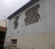 Vue ext&eacute;rieure fermeture de deux fen&ecirc;tres