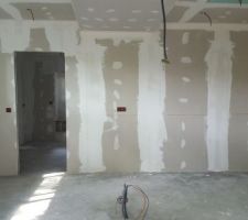 Fin des bandes du placo. Enduits en cours avant peinture.