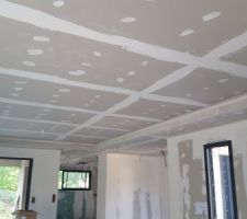 Fin des bandes du placo. Enduits en cours avant peinture.