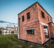 La maison sans échafaudage et avec sa toiture !