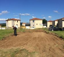 Décaissement de la terre pour accès chantier.