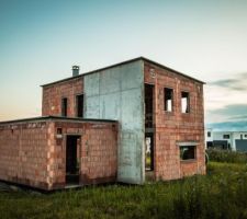 La maison sans échafaudage et avec sa toiture !