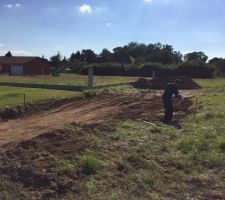 Décaissement de la terre pour accès chantier.