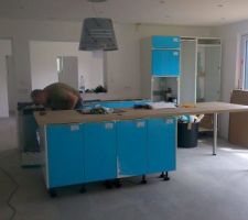 La cuisine est arrivé et commencé a monter ca prend forme !