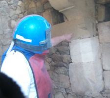 Là mon papa est venu nous aider pour sabler la façade et surtout les deux cheminées intérieures