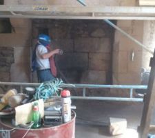 Là mon papa est venu nous aider pour sabler la façade et surtout les deux cheminées intérieures