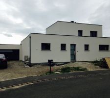 500 Blanc Kaolin du nuancier Weber Saint-Gobain
pour la façade arriere c'est 660 gris galet