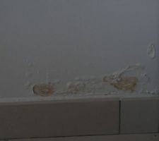 Humidité bas de cloison en carreau de plâtre hydrofuge - Côté cuisine