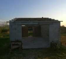 Voila le futur garage 45m2 ,pour rappel nous avons acheté le terrain avec ce batiment  deja construit  mais pas fini... Prochainement la toiture et la pose de la porte de service ainsi que la porte de garage puis le crepis qui sera fait en meme temps que la maison...affaire a suivre