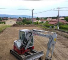 1er jour de terrassement.

D&eacute;capage de la terre v&eacute;g&eacute;tale et enl&egrave;vement des souches pr&eacute;sentes sur le terrain