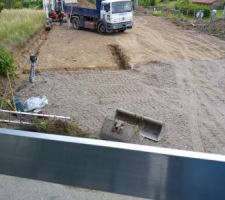 2eme jour de terrassement.
Mise en place du concass&eacute; d'acc&egrave;s chantier et d&eacute;but des fouilles pour les fondations
