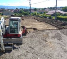 3eme jour de terrassement.

Toutes les fouilles sont termin&eacute;es et le puits perdu est termin&eacute; lui aussi.