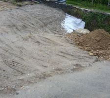 2eme jour de terrassement.

Mise en place du puits perdu et suppression de la mare pr&eacute;sente sur le terrain.