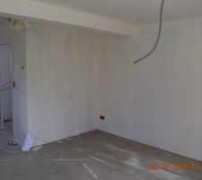 Chape, plomberie et placo terminés. Dernières finitions électriques et cie.