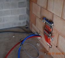 Chape, plomberie et placo terminés. Dernières finitions électriques et cie.
Garage, ça faisait longtemps! Collecteur chauffage au sol.
