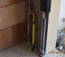 Chape, plomberie et placo terminés. Dernières finitions électriques et cie.
Garage, ça faisait longtemps! Arrivée GAZ pour chaudière chauffage au sol dans le garage.