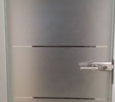 Porte en verre de la salle de bain
