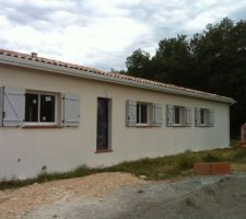 Facade avec volets peints en RAL7047