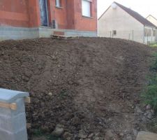 Le terrassier est pass&eacute; pour remettre un peu mieux la pente