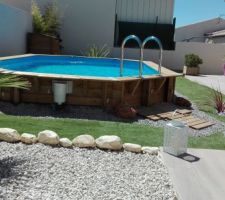 Aménagement du jardin avec piscine bois semi enterrée
