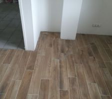 Carrelage imitation parquet dans la chambre parentale